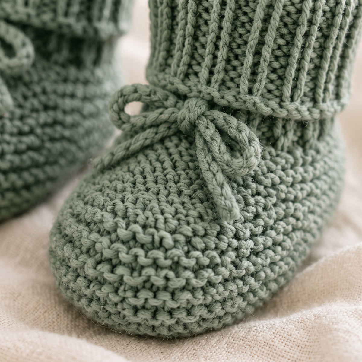 Baby Slippers Knitting Pattern PDF, Garter Stitch Baby Booties with Ribbed Cuff and Tie, 6 Sizes Newborn to 4 Years