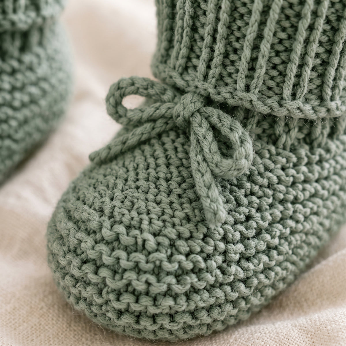 Baby Slippers Knitting Pattern PDF, Garter Stitch Baby Booties with Ribbed Cuff and Tie, 6 Sizes Newborn to 4 Years